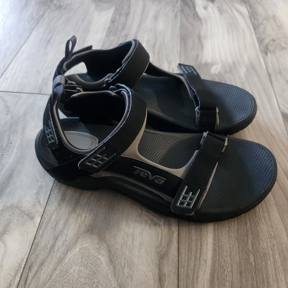 Teva Minam Sandals size 9